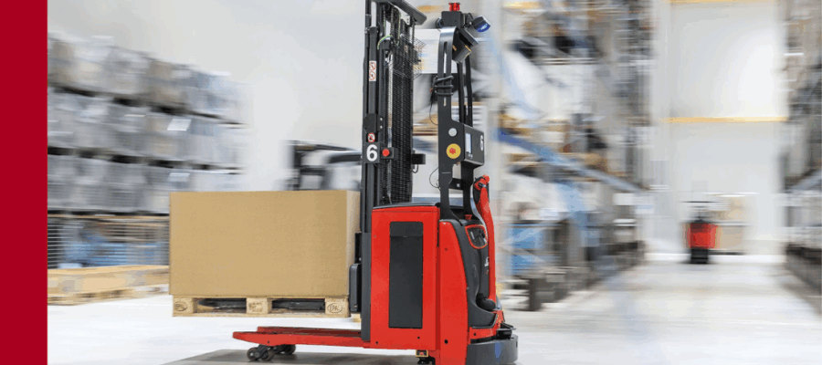 Carrelli automatizzati Linde all'interno di un magazzino