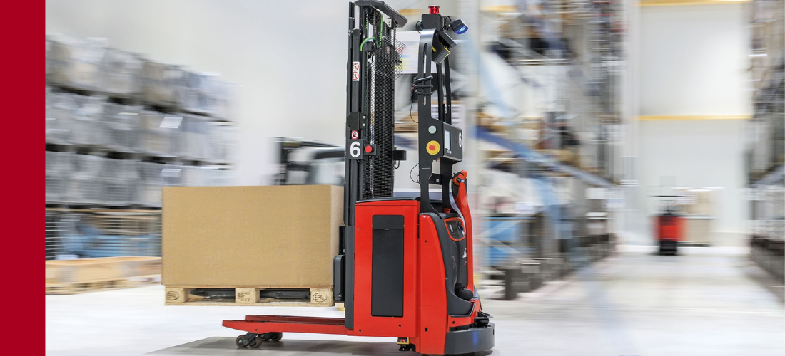 Carrelli automatizzati Linde all'interno di un magazzino