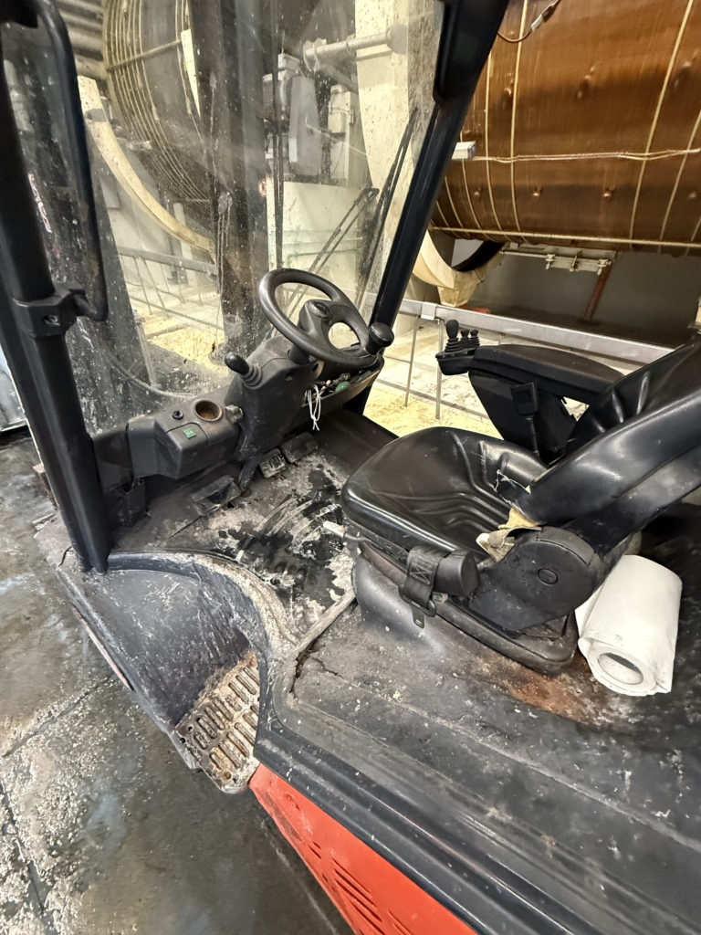 dettaglio carrello elevatore corroso dall'ambiente e dagli acidi della conceria