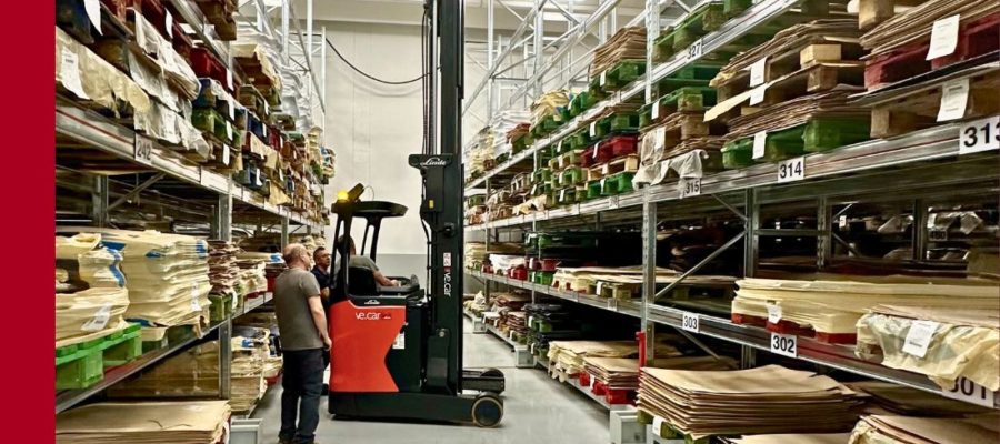 carrello elevatore retrattile linde in corsia magazzino