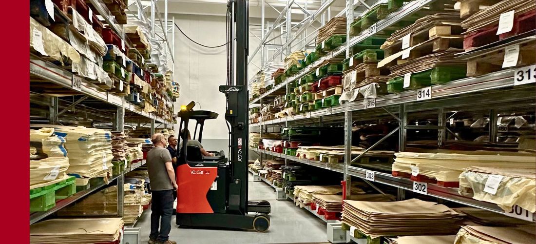 carrello elevatore retrattile linde in corsia magazzino