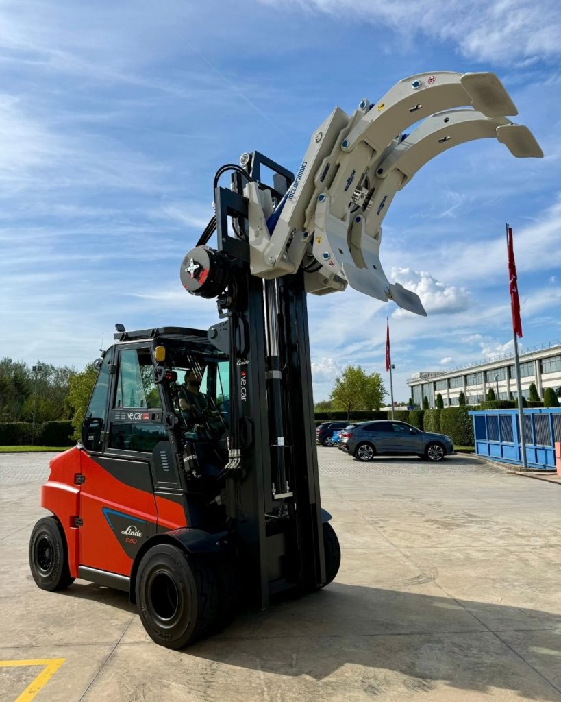 Carrello elevatore Linde E80/900 con pinza roto-ribaltante per bobine di carta