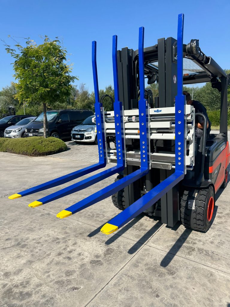 Carrello elevatore Linde attrezzato con posizionatore multipallet in versione doppia